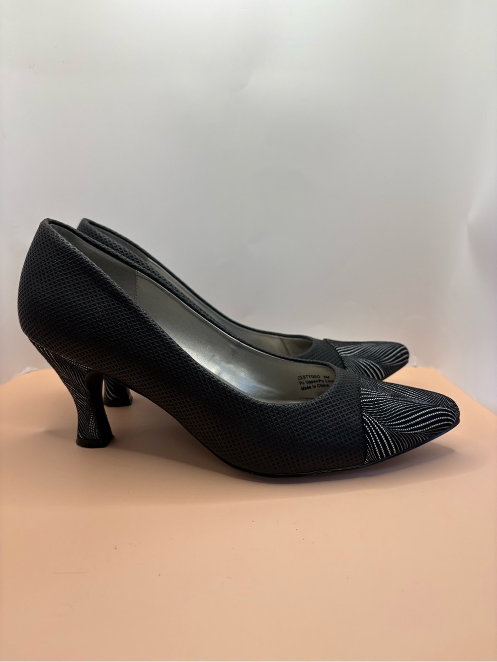 Bellini Women's Zestygeo Black/White patterned slip-on pumps Size 9M